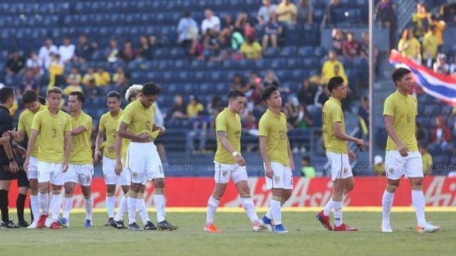 Tuyển Thái Lan thất bại đau đớn, CĐV xấu hổ, đòi sa thải HLV