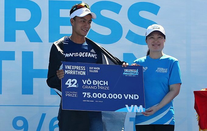 Nhà vô địch VnExpress Marathon Quy Nhơn 2019 nhận giải thưởng 'khủng'