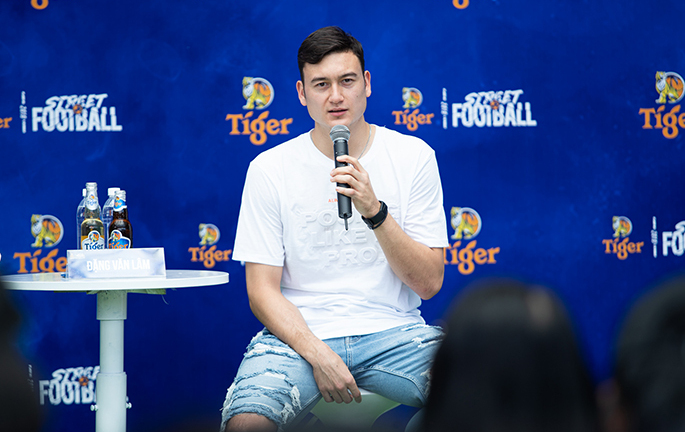 Đặng Văn Lâm cùng dàn sao thế giới thắng đội vô địch bóng đá đường phố Việt Nam