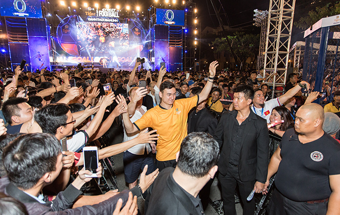 Đặng Văn Lâm tươi rói ngày làm đồng đội Figo, Drogba, Park Ji Sung, Roberto Carlos