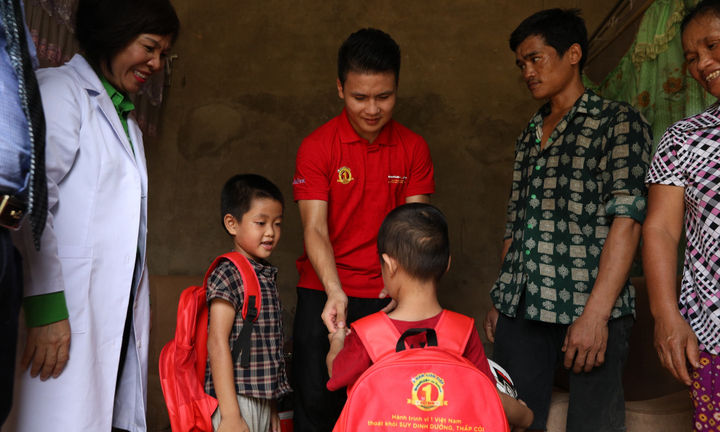 Quang Hải tặng quà cho trẻ em khó khăn tại Phú Thọ