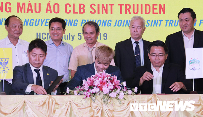 Bầu Đức rạng ngời chứng kiến Công Phượng ký hợp đồng tới Bỉ thi đấu