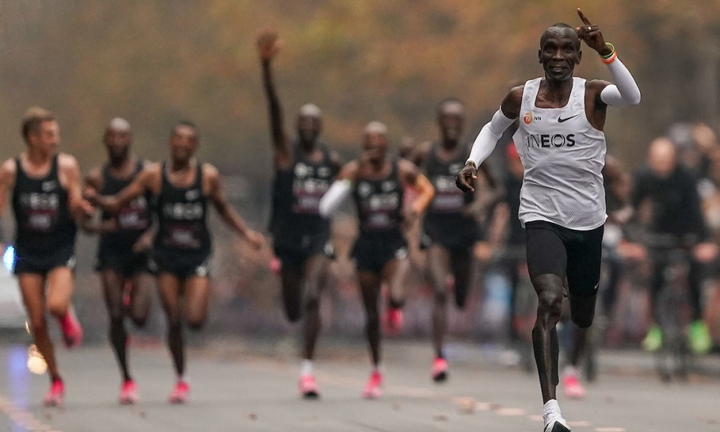 Eliud Kipchoge chinh phục giấc mơ của nhân loại, chạy marathon dưới 2 giờ