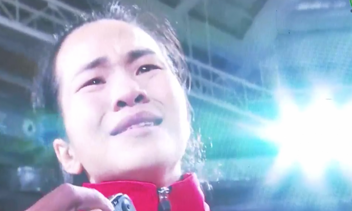 Vương Thị Huyền oà khóc, giơ cao cờ Tổ quốc trong giây phút vô địch SEA Games 30