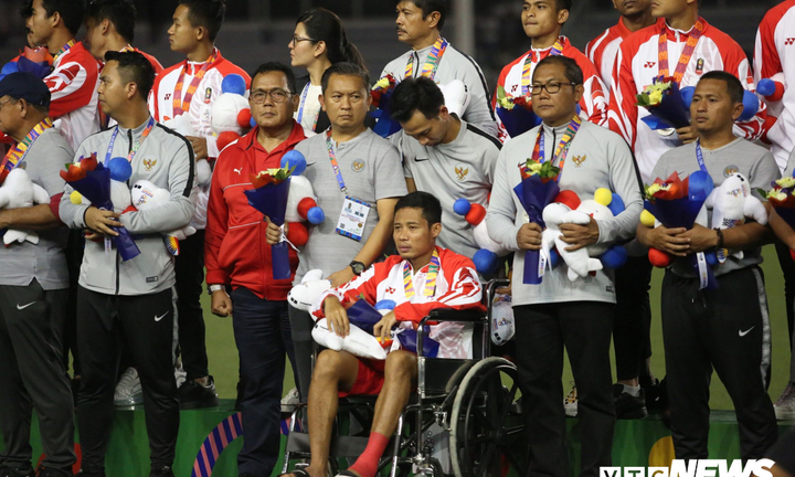 Evan Dimas rơi nước mắt ngồi xe lăn, HLV Park Hang Seo, Văn Hậu đến an ủi