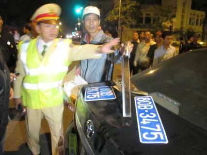 Xế hộp chở 'kho' hàng nóng và cặp biển số 80B