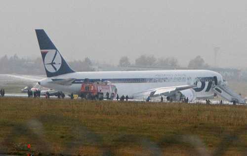 Máy bay hạ cánh bằng... bụng