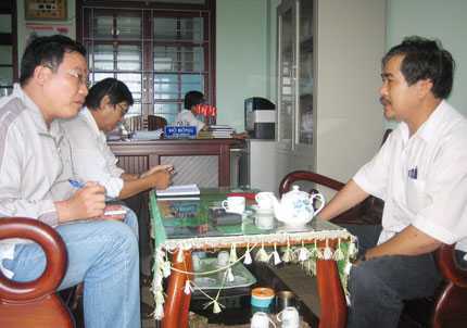 Xôn xao 'thánh cô' chữa bá bệnh bằng nước lã