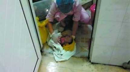 Phẫn nộ vụ y tá đem vứt rác bé sơ sinh còn sống