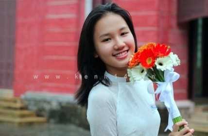 Cô nữ sinh Quốc Học xinh xắn và học cực 