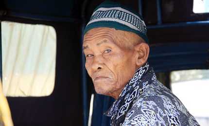 Thư xứ Vạn đảo: Anh mù bán dạo và kỹ nghệ săn tiền