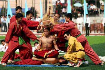 Màn diễn dùng búa đập gạch trên đầu của SV an ninh