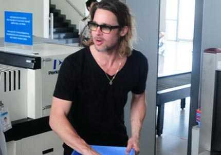 Brad Pitt một mình rời VN, Jolie và các con ở lại