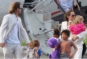 Báo chí thế giới tràn ngập tin Brangelina trở lại VN