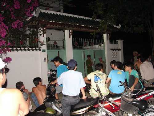Cán bộ trại giam say rượu quậy phá, giết người