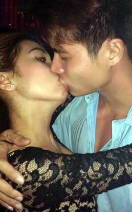 Tiến Đoàn lộ ảnh cắn môi người tình mới