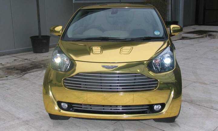 Xe dát vàng Aston Martin Cygnet lung linh trên phố