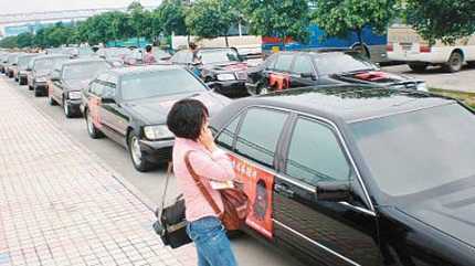 Hai mươi xe sang dàn hàng đón... chó