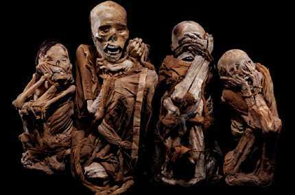 Ngỡ ngàng trước hàng ngàn xác ướp cổ trên vách đá