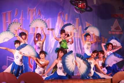 Tân SV Nông nghiệp khoe giọng khỏe, vũ điệu bốc lửa