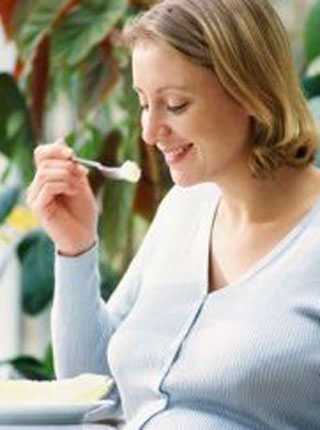 Mang thai ăn gạo sống có nguy hiểm?