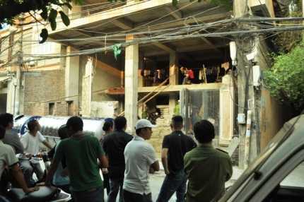 Bị búa từ tòa nhà đang xây rơi trúng đầu