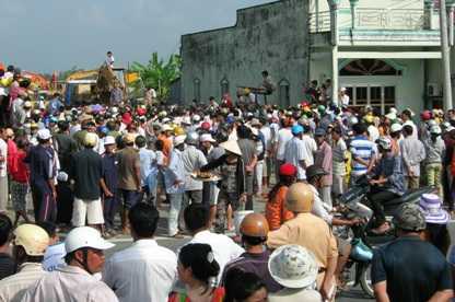 Bạc Liêu: Con vác quan tài cha đi... giành đất