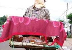 Bỏ con bị bầm dập vào lồng sắt đi bán vé số