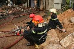 Cháy lớn cơ sở sơn, 3 chiến sĩ cứu hỏa nhập viện