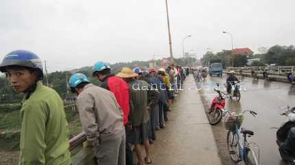 Chen chân xem tìm xác thiếu nữ nhảy cầu tự tử