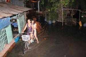 TP.HCM: Đỉnh triều cường, dân khốn khổ