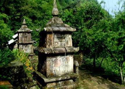 Tận thấy tháp mộ Trần Nhân Tông uy nghi trên đỉnh núi