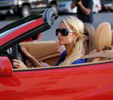 Paris Hilton “kết duyên” với chiến mã Ferrari
