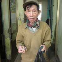 Ông lão 13 năm nhặt đinh làm từ thiện