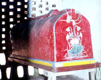 Chiếc áo quan màu đỏ táng cả làng