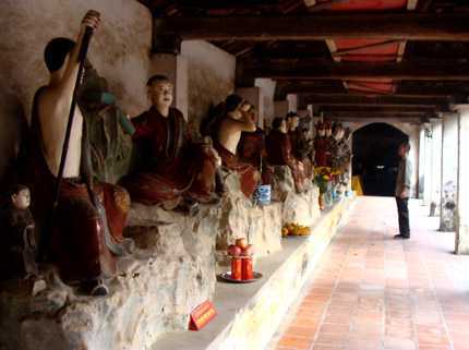 Bí ẩn 100 pho tượng đất tuyệt đẹp trong ngôi chùa cổ