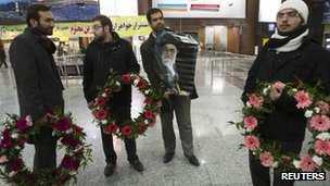 Bị trục xuất, sứ giả Iran trở về như những người hùng