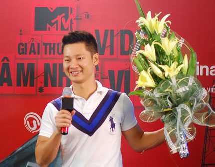 Bị Đức Tuấn phản pháo, Quốc Trung xin lỗi công khai