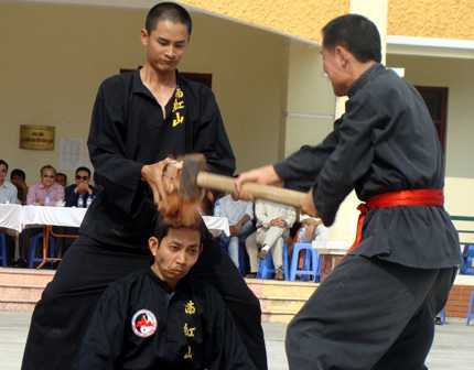 Hà Nội: Búa tạ đập đầu, cối đá đập tay