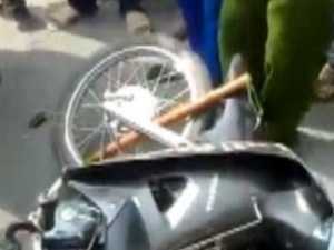 CA Thanh Hóa: Không 'phi' dùi cui vào xe đang chạy