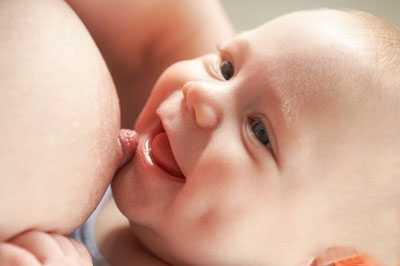 Các công ty sữa “oanh tạc”, trẻ bị tước cơ hội bú mẹ