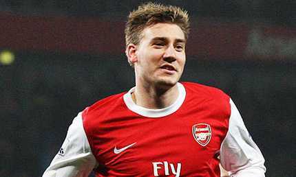 Nụ cười gây sốc của Bendtner trong lễ tưởng niệm Speed