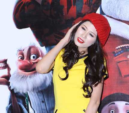 Trang Trần gợi cảm bên ông già Noel