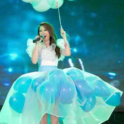 Bảo Thy thay 13 bộ đồ trong 1 show diễn