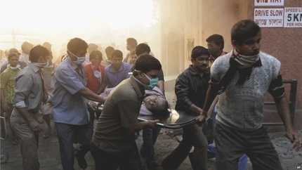 Ảnh: Cuộc giải cứu tuyệt vọng trong ngọn lửa hung tàn