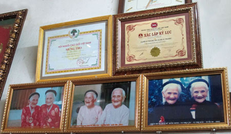 Cười với cặp song sinh 101 tuổi ở Phú Thọ