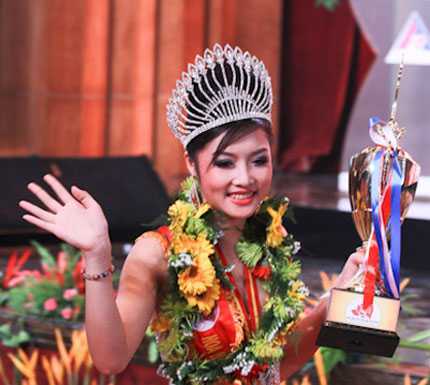 Triệu Thị Hà đăng quang hoa hậu các dân tộc 2011