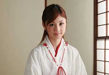 Vẻ băng khiết như thơ của các trinh nữ coi đền Nhật Bản