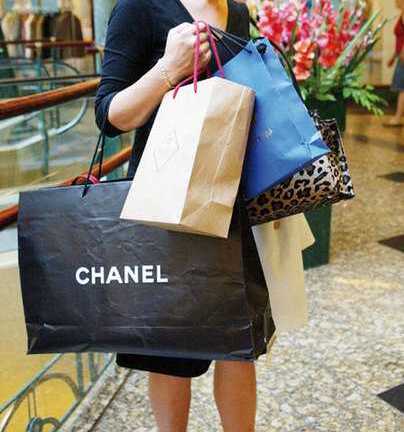 Khoe sành điệu, giới trẻ lùng túi giấy Gucci,Chanel dỏm