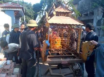 Vụ nổ xe Honda: Đau xé lòng tiễn đưa bé Vân về với mẹ